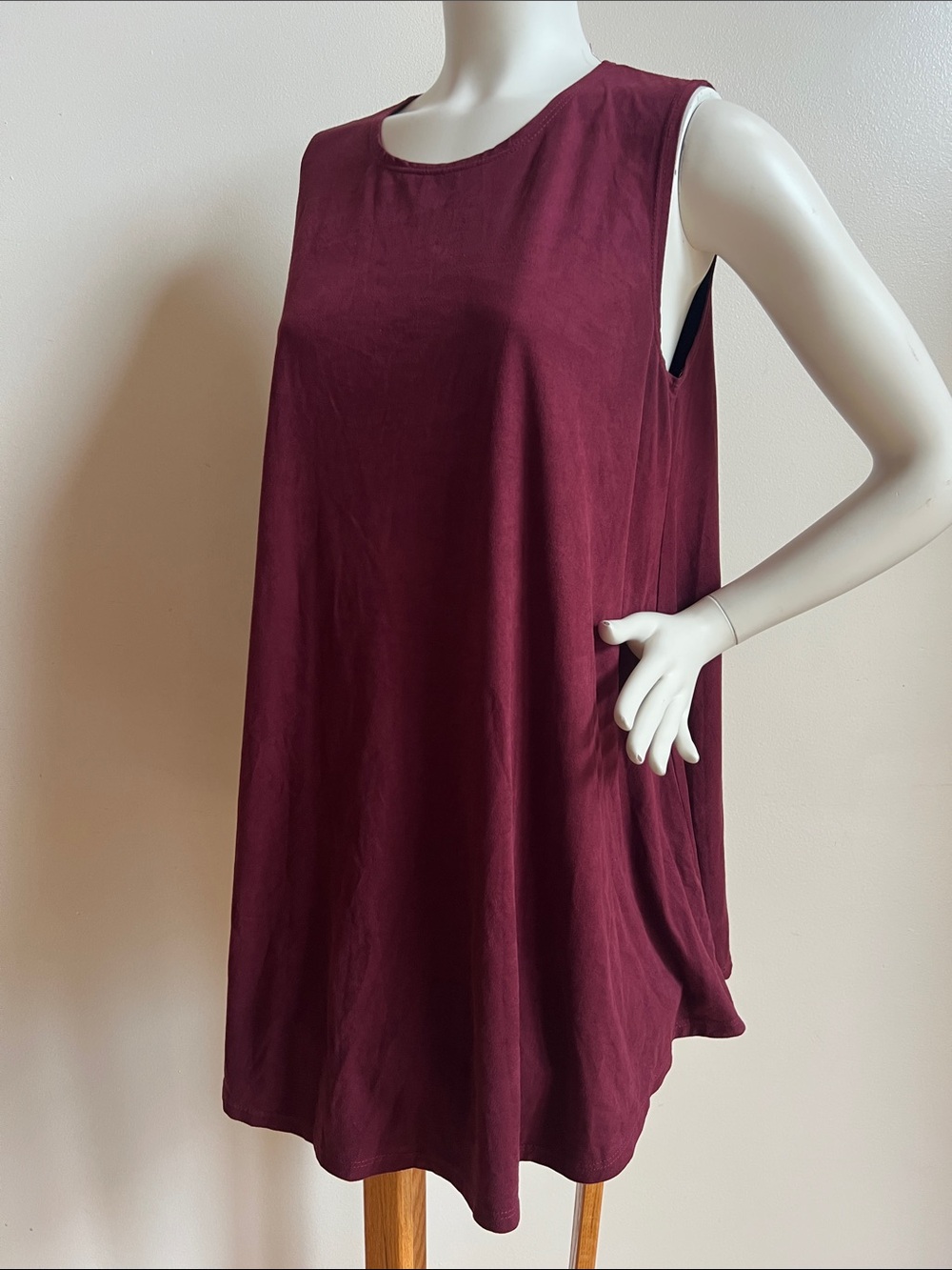 Tres bien Sleeveless Scoop Neck faux suede Tunic Top - Wine